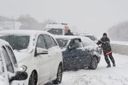 Neige: des milliers de personnes bloquées sur les routes