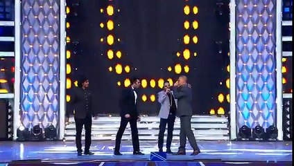 Akshay Kumar with Mika Singh on stage