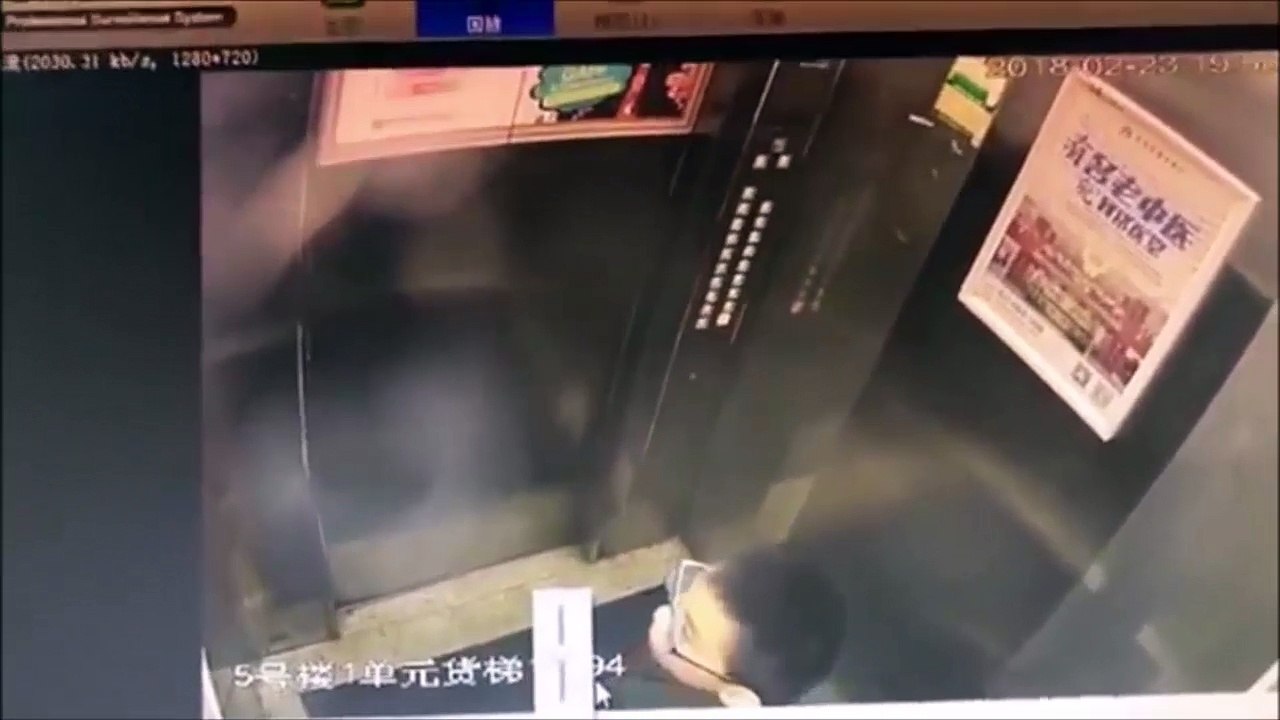 Un enfant urine sur les boutons d'un ascenseur et se retrouve coincé