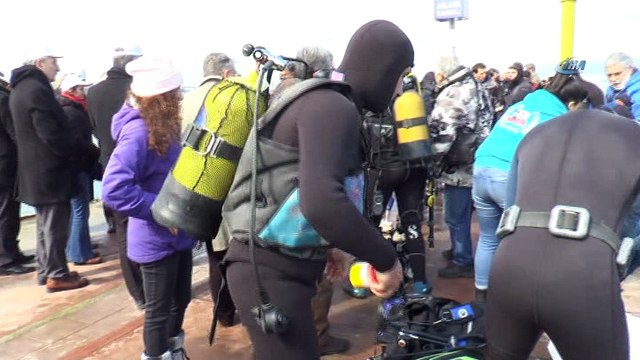 Üsküdar Vapuru’nda hayatını kaybedenler için denizin dibine çelenk bıraktılar...Sualtına çelenk bırakma böyle görüntülendi