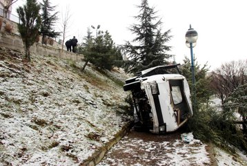 Kamyonet Parka Düştü: 2'si Çocuk 3 Yaralı