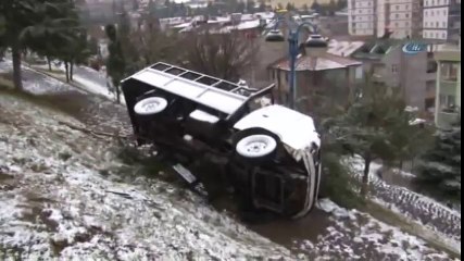 Kamyonet Parka Düştü: 2’si Çocuk 3 Yaralı