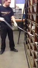 Son job est de nourrir des serpents affamés