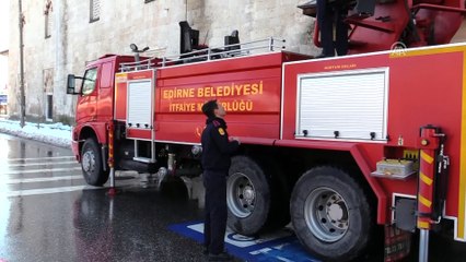 Tarihi camiden sarkan buz kütlesini itfaiye kırdı - EDİRNE