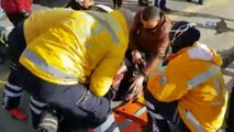 Otomobil motosikletli sürücüye çarptı: 1 yaralı
