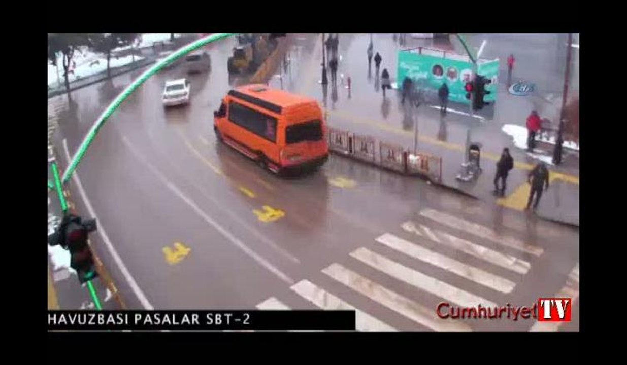 Kırmızı ışık ihlali yapan otomobilin çarptığı genç havaya uçtu