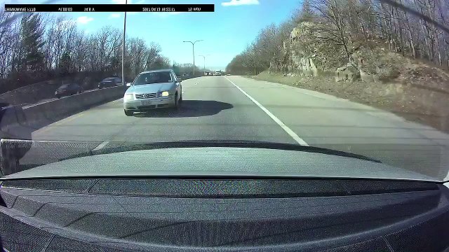 Elle se crashe en voulant doubler une voiture