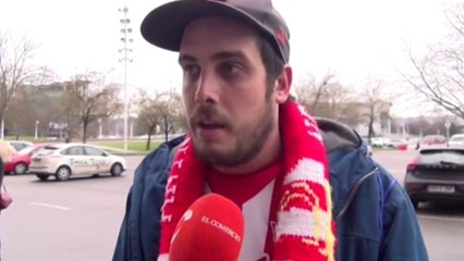 Los seguidores del Sporting lamentan la muerte de Quini