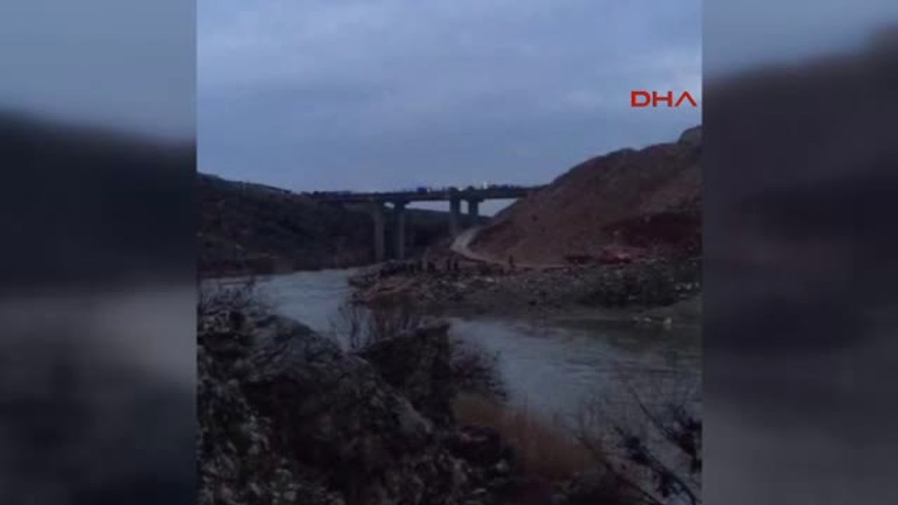 Batman Yolcu Minibüsü Garzan Çayı�na Uçtu Dailymotion Video