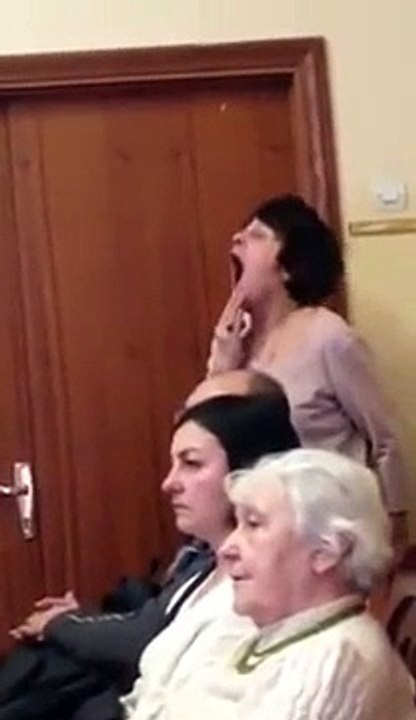 Quand ta prof de chant est avec toi et te donne toute sa force