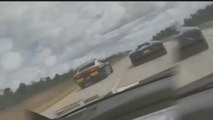 Un policer fait une course avec une Lamborghini en pleine autoroute