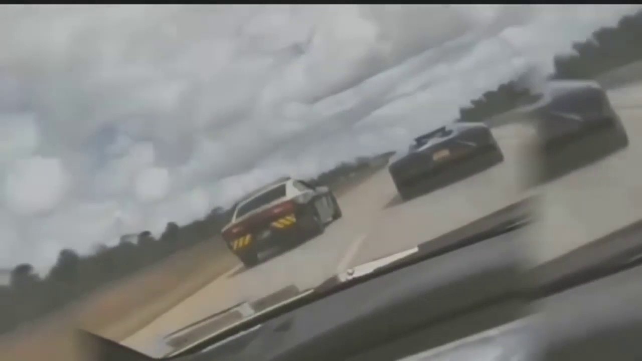 Un policer fait une course avec une Lamborghini en pleine autoroute