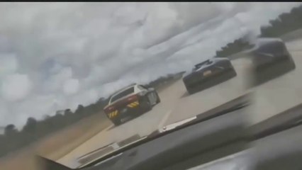 Un policer fait une course avec une Lamborghini en pleine autoroute