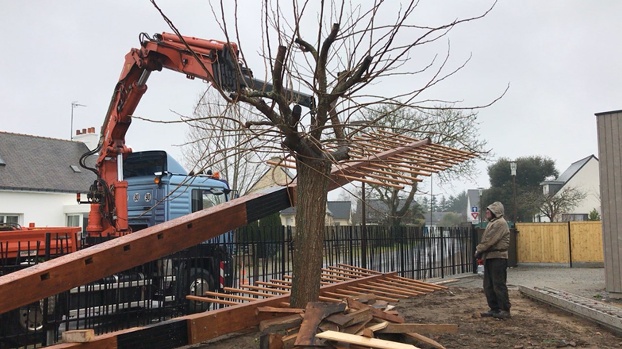 Des passionnés restaurent les ailes de leur moulin