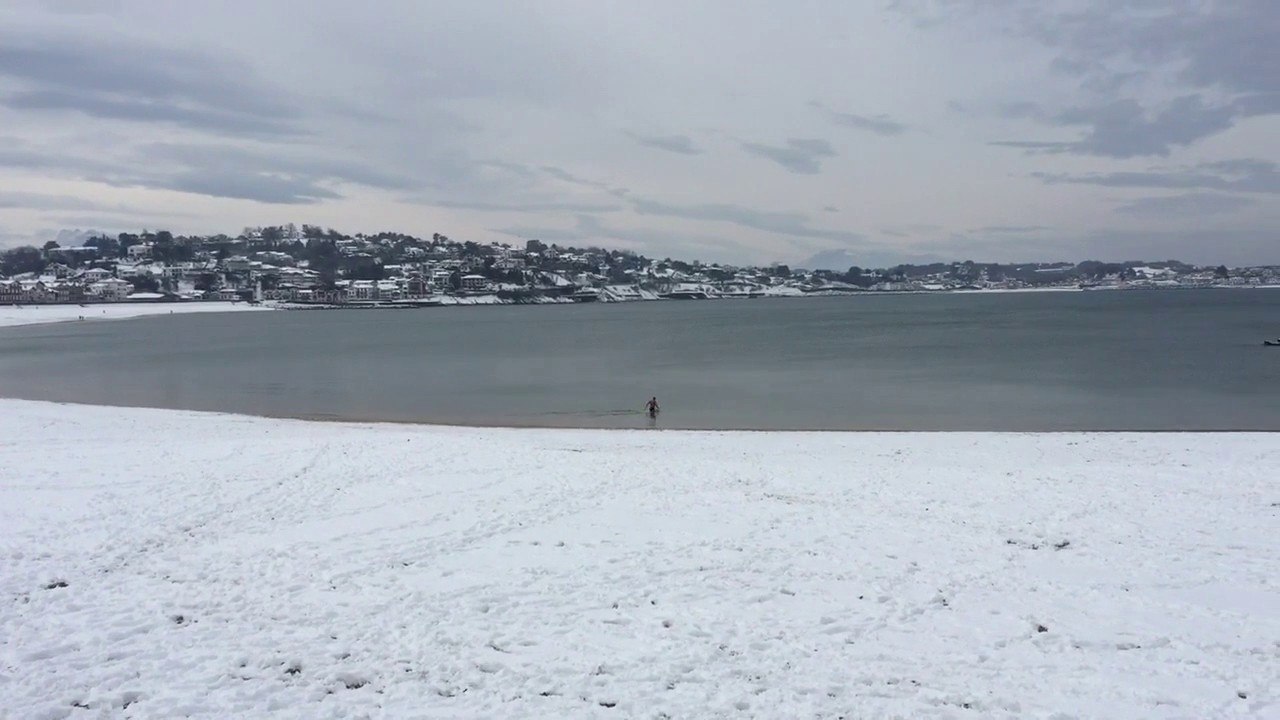 Saint-Jean-de-Luz sous la neige... où l'on n'hésitait pas hier à se baigner