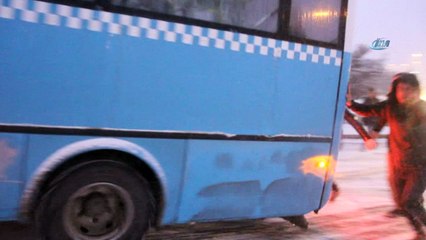 Erzurum’da kar ve tipi nedeniyle araçlar yolda kaldı