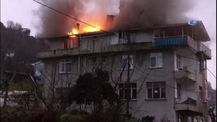 İki katlı binanın çatısı alev alev yandı