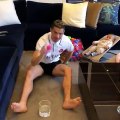 Cristiano Ronaldo entretenido con los juguetes de sus hijos