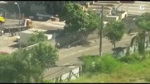 Homens depredam telhado de propriedade particular ao lado da Terceira Ponte