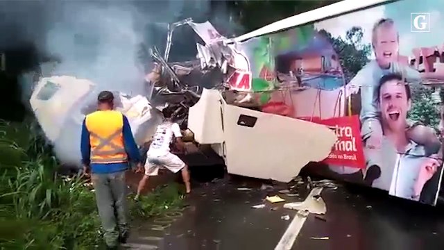 Ônibus colide com caminhão na BR 262