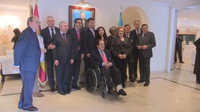 Kazajistán homenajea a tres españoles por su labor diplomática
