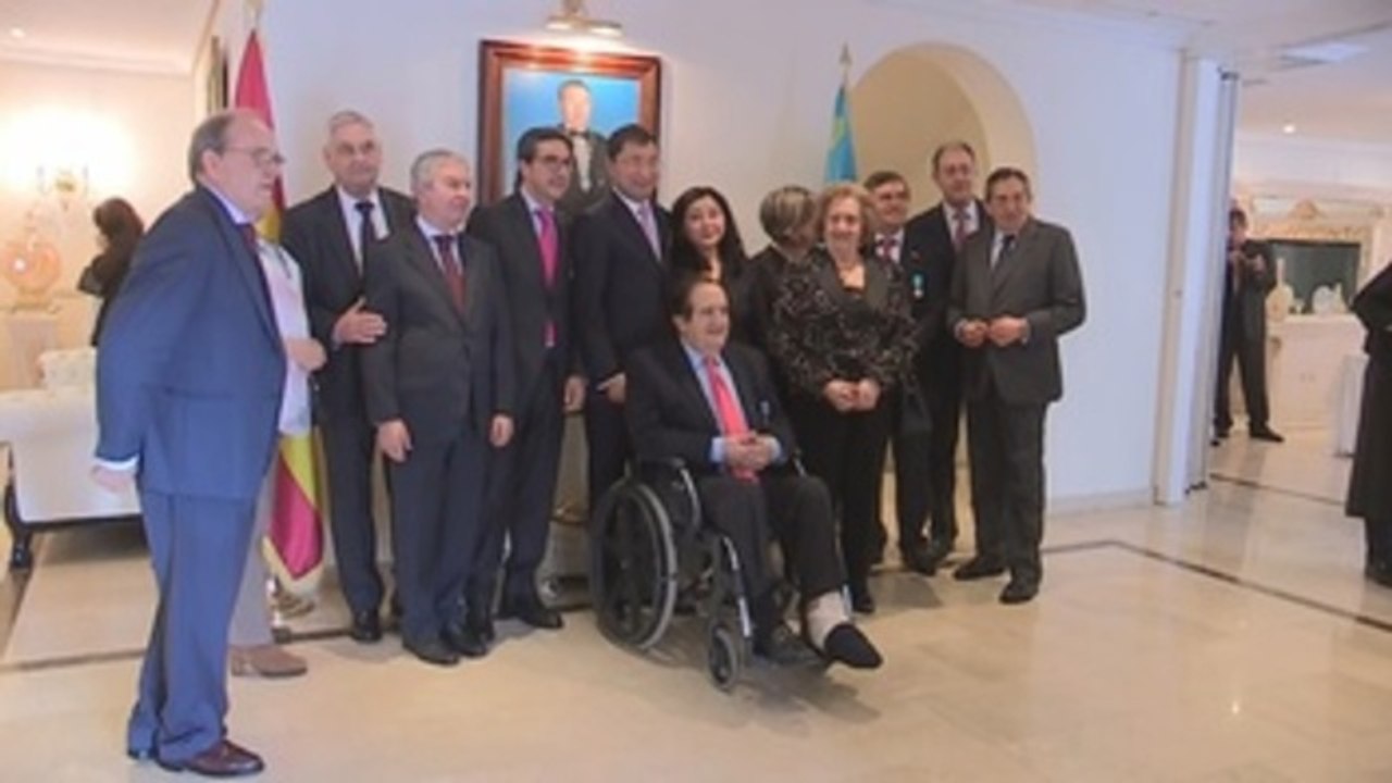 Kazajistán homenajea a tres españoles por su labor diplomática