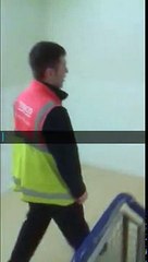 Un employé de Tesco nous fait croire qu'il est dans une église