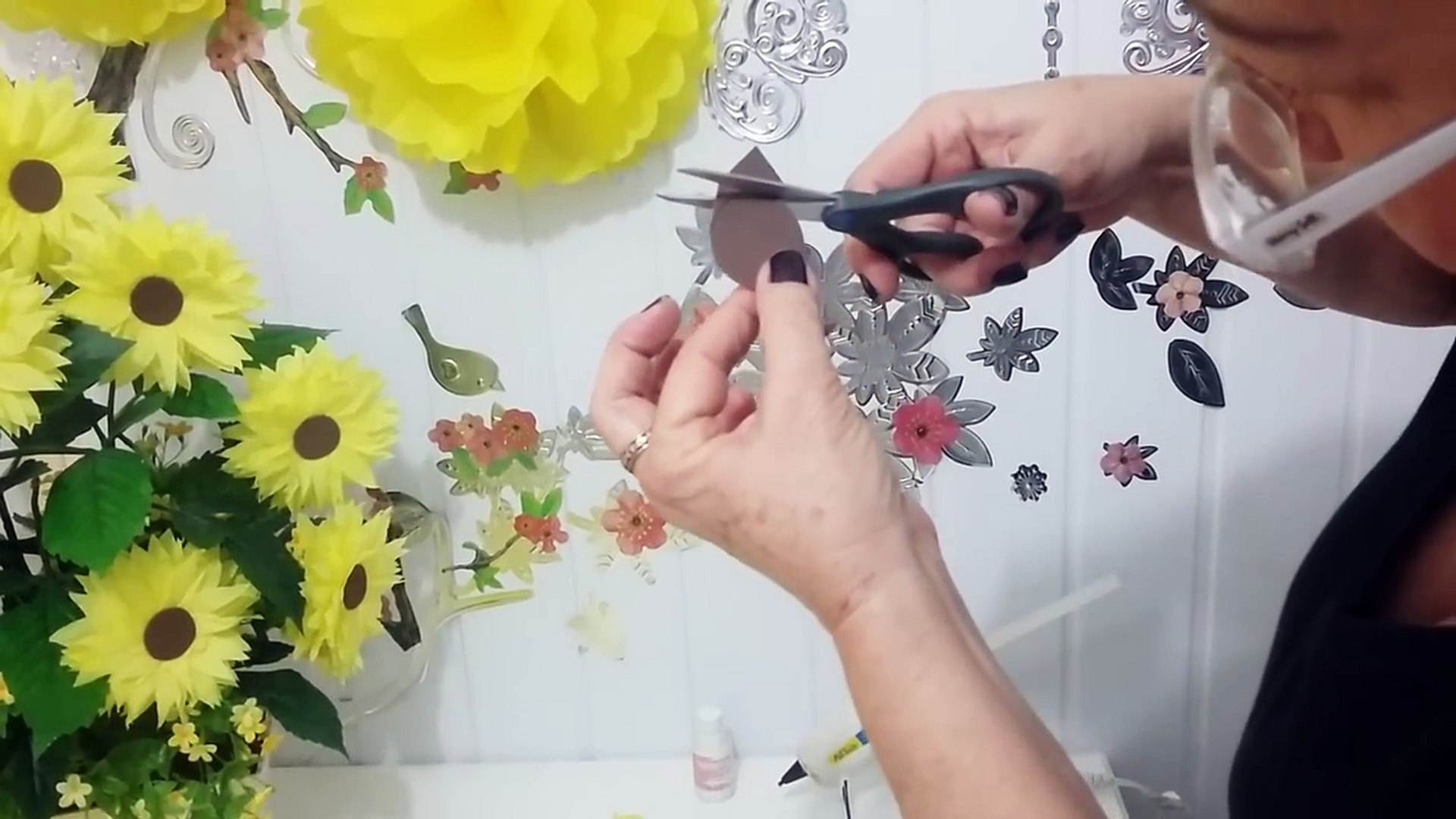 Aula 25 - Mesa Amarela(1/3) Como fazer arranjo de flores de papel crepom  (Margarida) - Artesanato - video Dailymotion