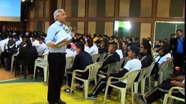 Un escolar le pregunta: ¿Cuál es su título? al Vicepresidente Álvaro García Linera