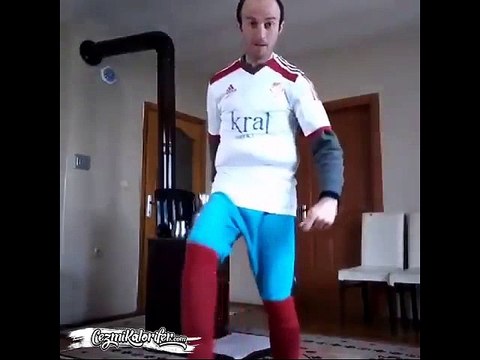 Evde Tek Başına Olmasını Değerlendirip Harika Bir Futbol Resitali Sergileyen Adam