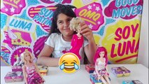 Barbie probando los patines de los personajes de SOY LUNA