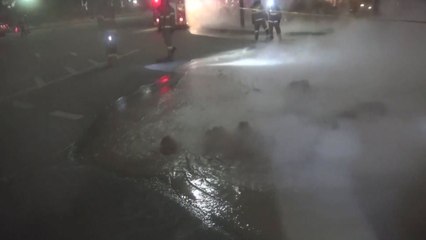 서울 봉은사 사거리 온수관 파열...대형 싱크홀 생겨 / YTN