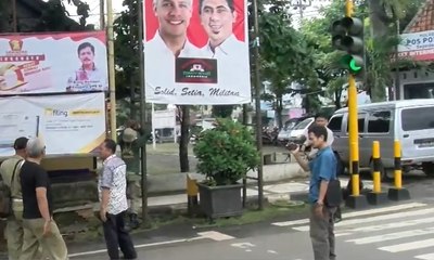Petugas Mencopot Alat Peraga Kampanye Ilegal di Pekalongan