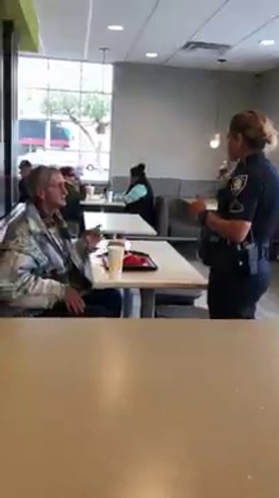La police demande à un SDF de sortir d'un restaurant alors qu'il n'a rien fait de mal