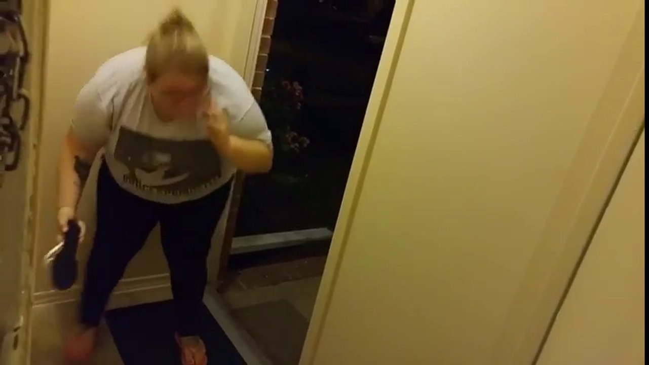 Effrayée cette femme cherche une araignée comme une folle !