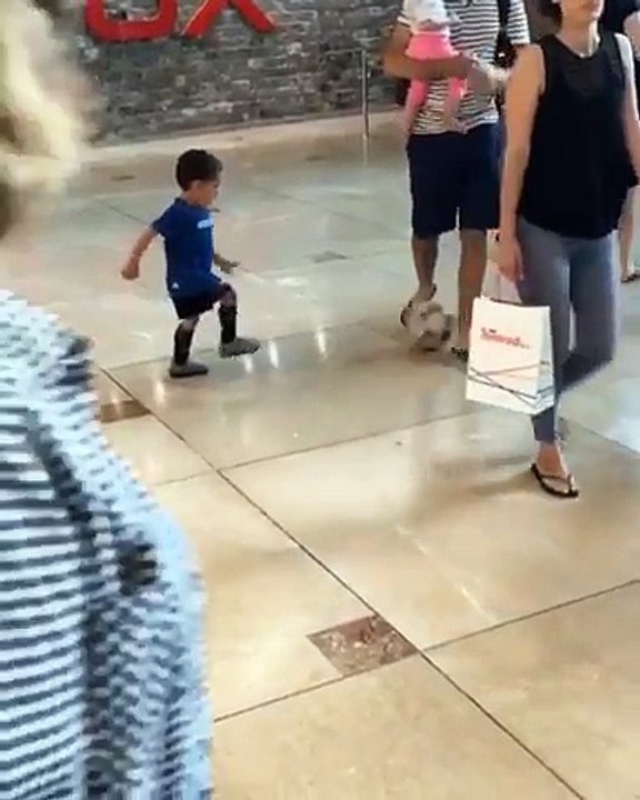 Petits ponts sur des passants avec un ballon de foot !  Cet enfant est le futur neymar !