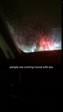 Coincés par la neige ces automobilistes reçoivent du thé par des bénévoles !