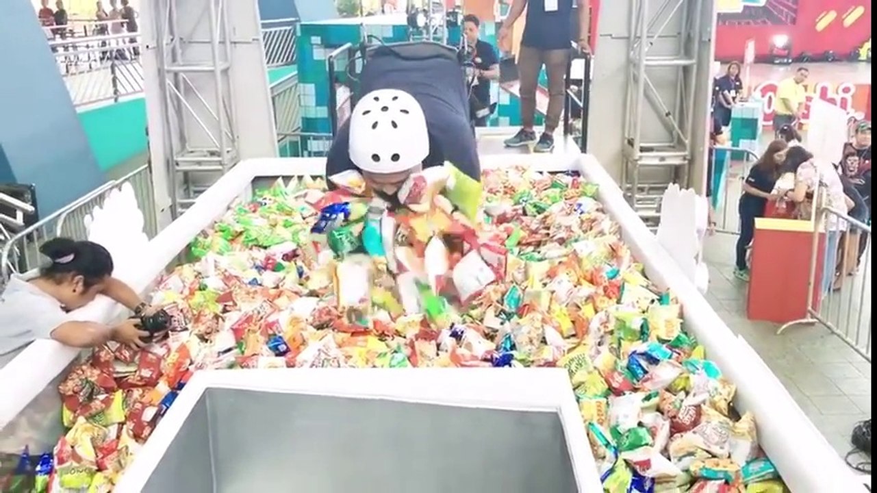 Jeu de pince géante : il attrape des sachets de bonbons !