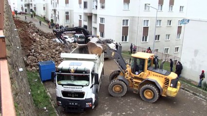 Trabzon'da istinat duvarı çöktü, araçlar altında kaldı