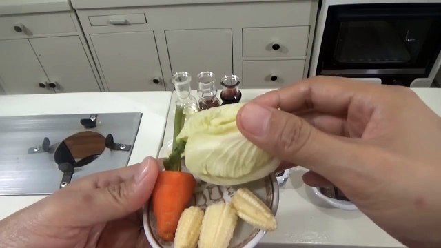 Làm món thịt xào kiểu Thái bằng đồ nấu ăn thu nhỏ Nhật Bản