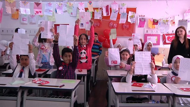 Suriyeli öğrenciler Mehmetçiğe çizdikleri resim ve yazdıkları mektupla destek verdi - İSTANBUL