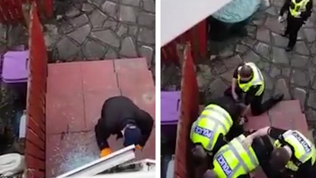 Un homme filme un cambrioleur en train de forcer sa porte avec un pied-de-biche