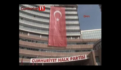 CHP Genel Merkeze dev Türk bayrağı asıldı