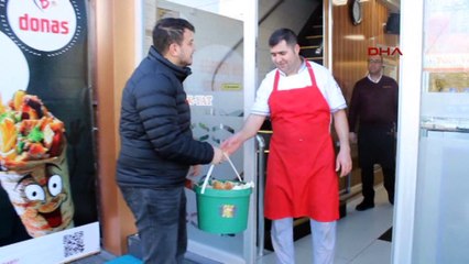 Lokantacılar, artan yemekleri hayvanlar için topladı