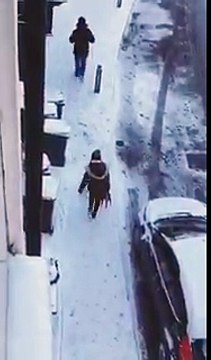 Il filme les passants en train de glisser sur la même plaque de verglas