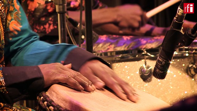 Toumani Diabaté et le Symmetric Orchestra interprètent Lampedusa
