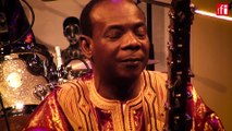 Toumani Diabaté et le Symmetric Orchestra interprètent 
