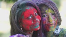 Color, musica y bailes para festejar el tradicional festival Holi en la India