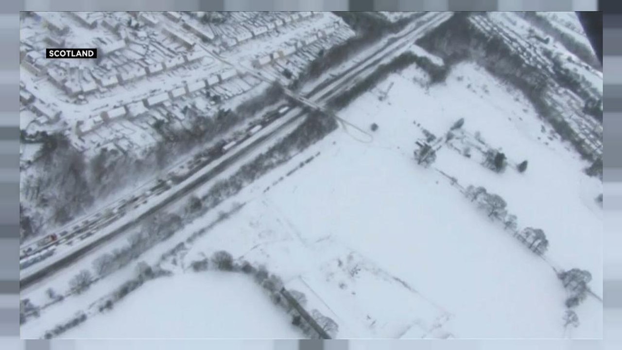 UK police rescue hundreds of stranded motorists