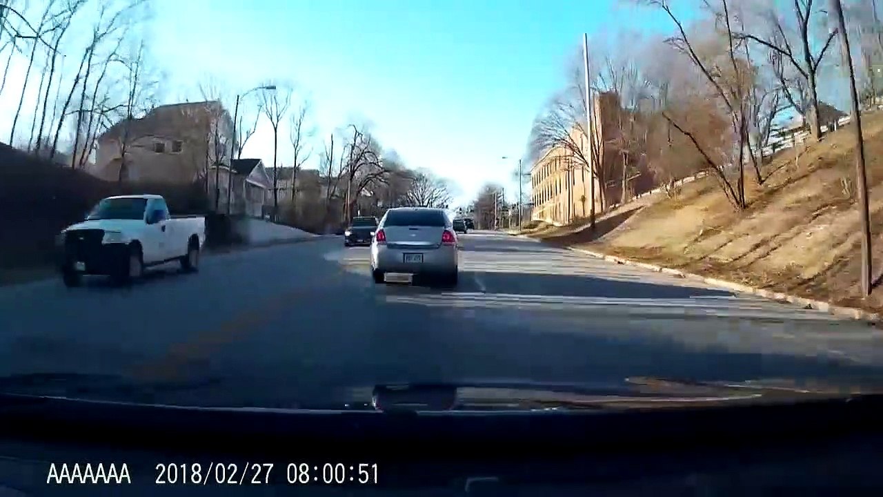 Un automobiliste fait une grosse queue de poisson et se fait immédiatemment punir par le Karma